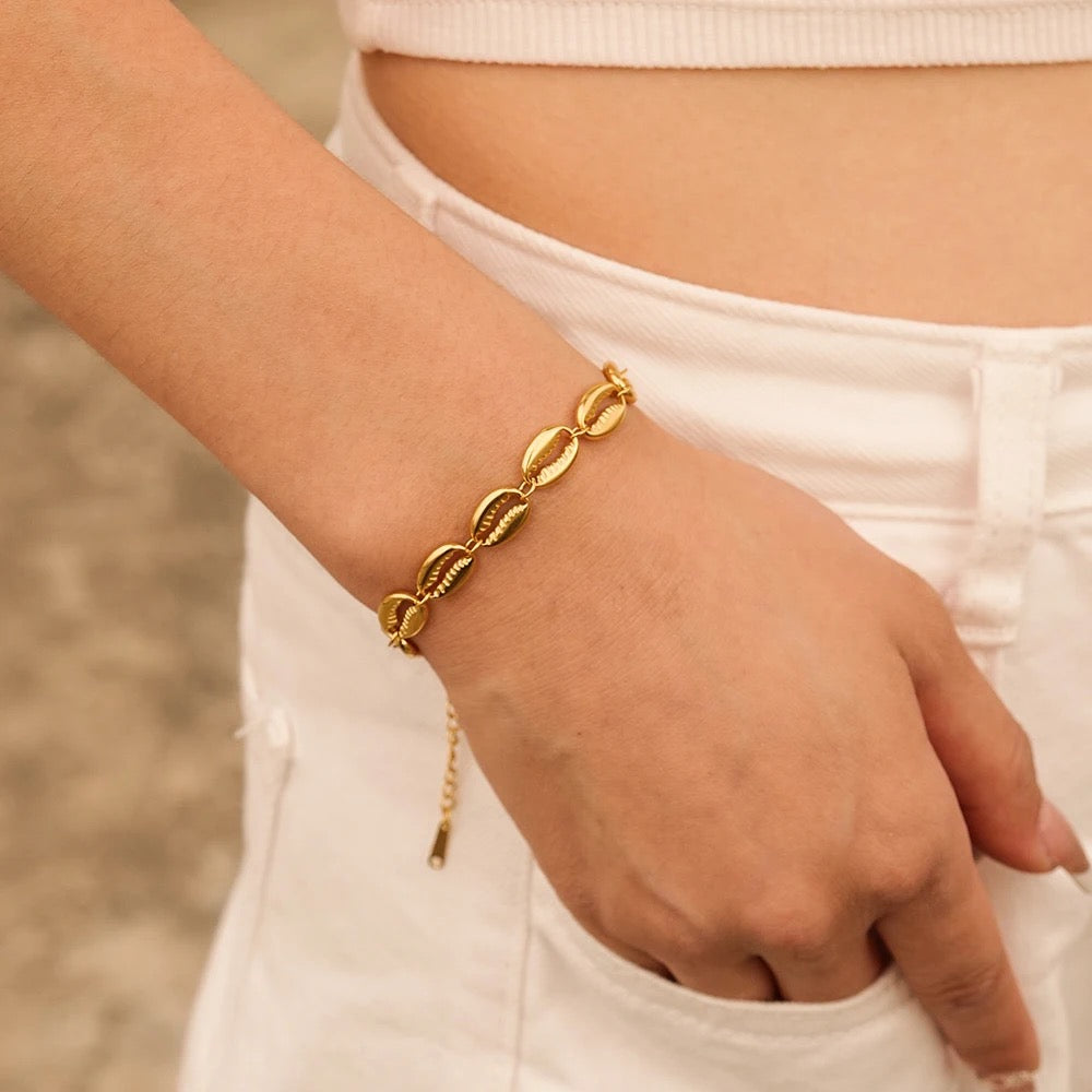 Shell thread bracelet